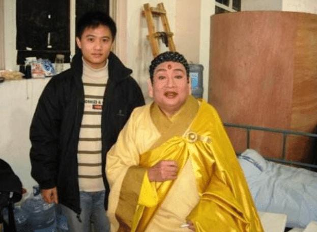 扮演如来佛的朱龙广被泰国人叩拜,如来扮演者朱龙广去泰国被人跪拜