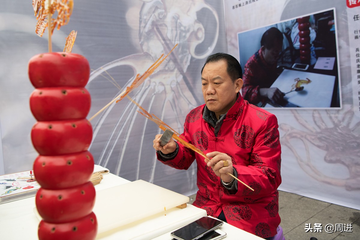 景区摆摊制作糖画,非遗糖画艺人摆摊