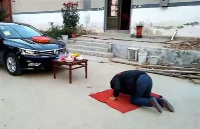 车尾贴壁虎是在什么位置好,车尾贴壁虎有什么说法