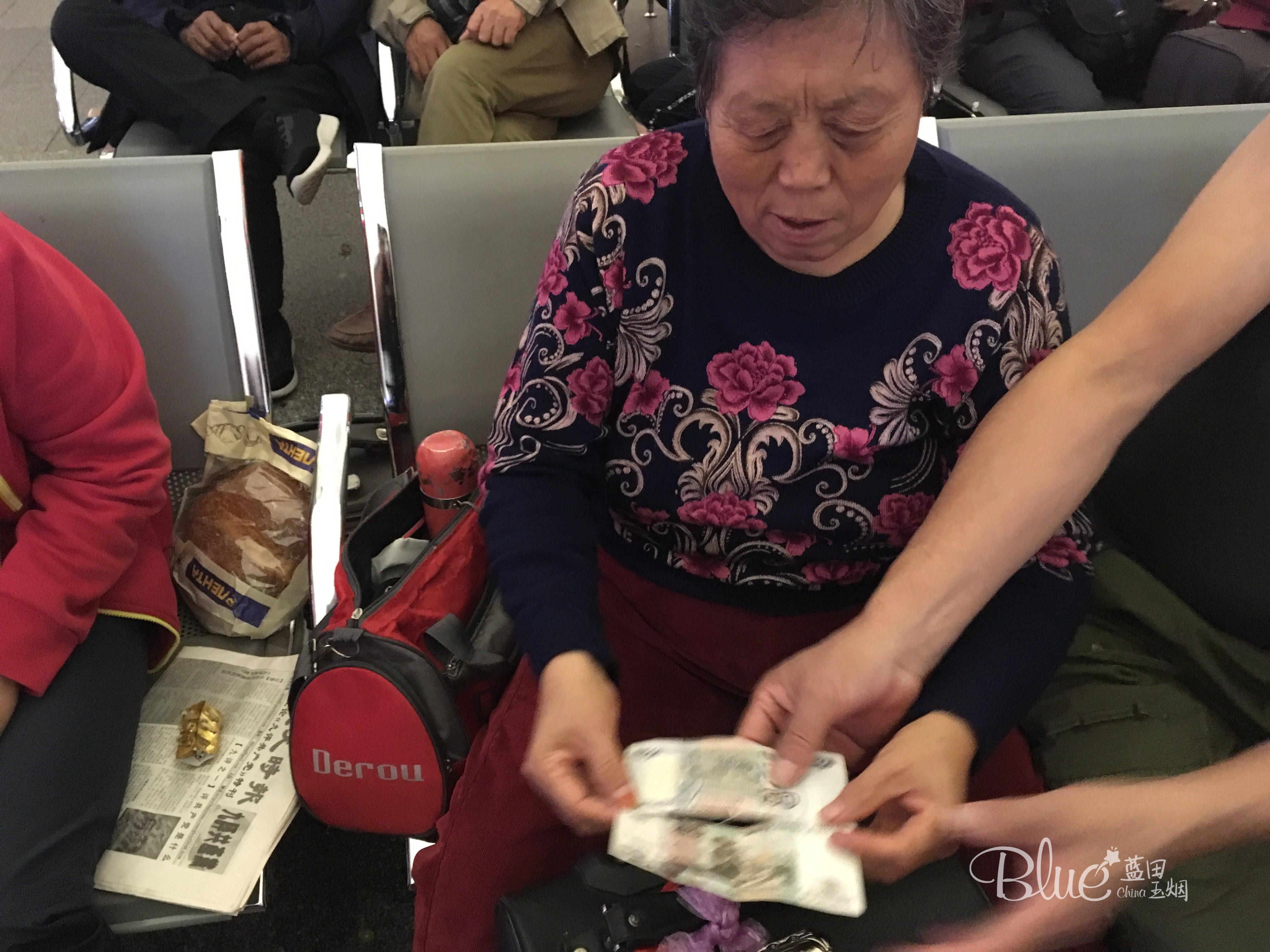 中国游客上俄罗斯火车，需交50卢布给俄罗斯列车员，原因是什么？