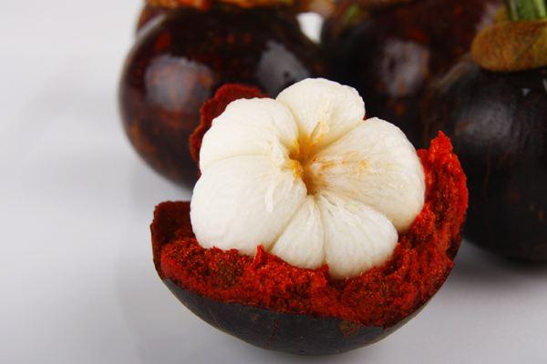 山竹果肉有点黄黄的是坏掉了吗,水果摊山竹