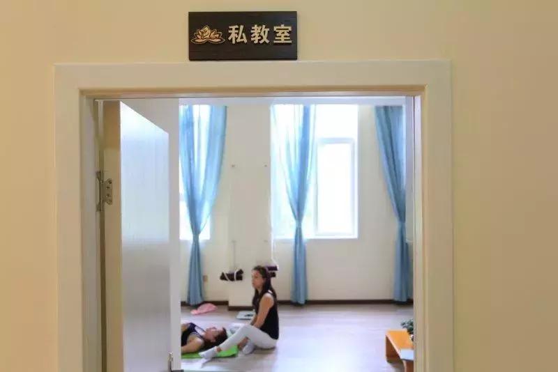 软妹子教瑜伽,软妹子学瑜伽