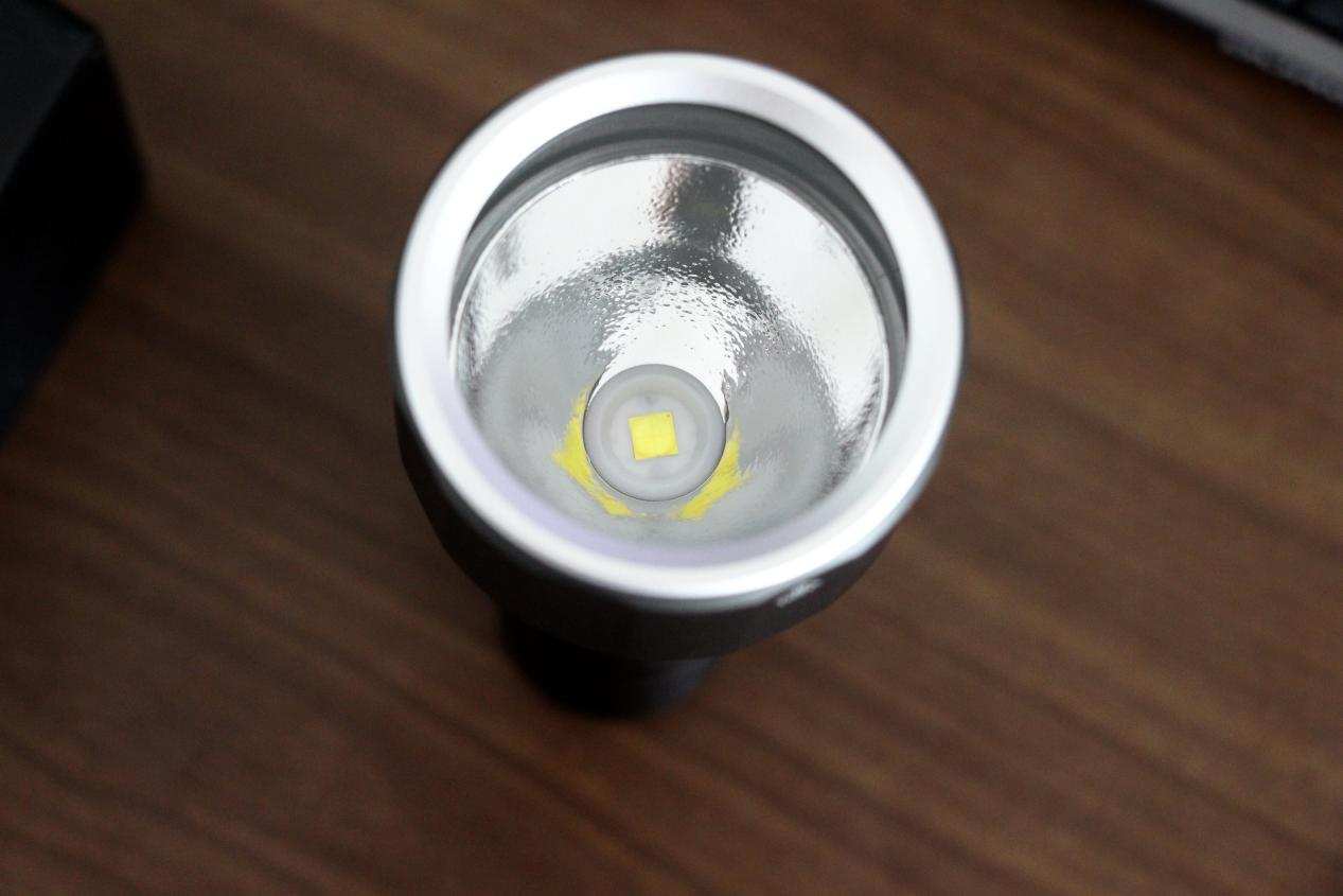 2000流明高亮手电在手,户外横扫黑暗:纳拓户外强光手电筒体验