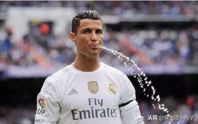 足球运动员喝水为什么吐出来,足球运动员为什么不喝水吐出来