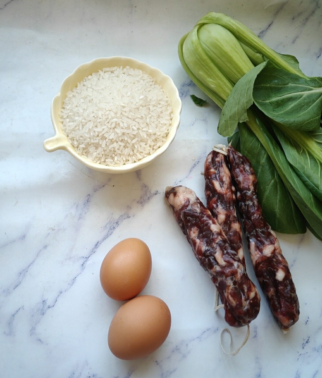 只有腊肠和米饭做煲仔饭,腊肠土豆青菜煲仔饭