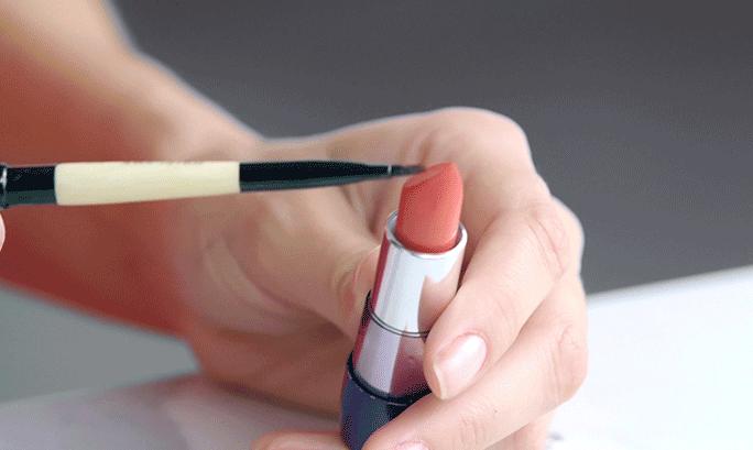 在折腾嘴唇这件事上，大家都一样