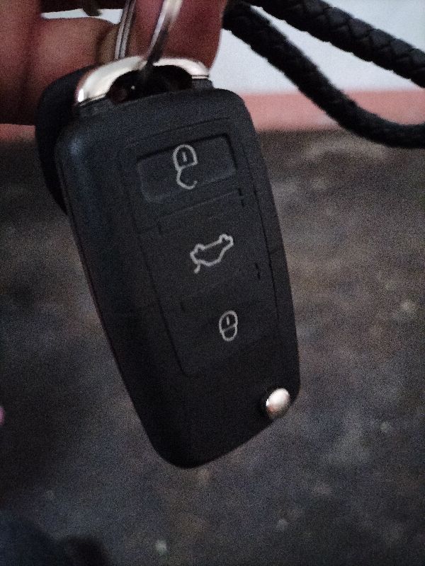 车钥匙被锁后备箱开锁,车钥匙锁到后备箱里有办法开吗