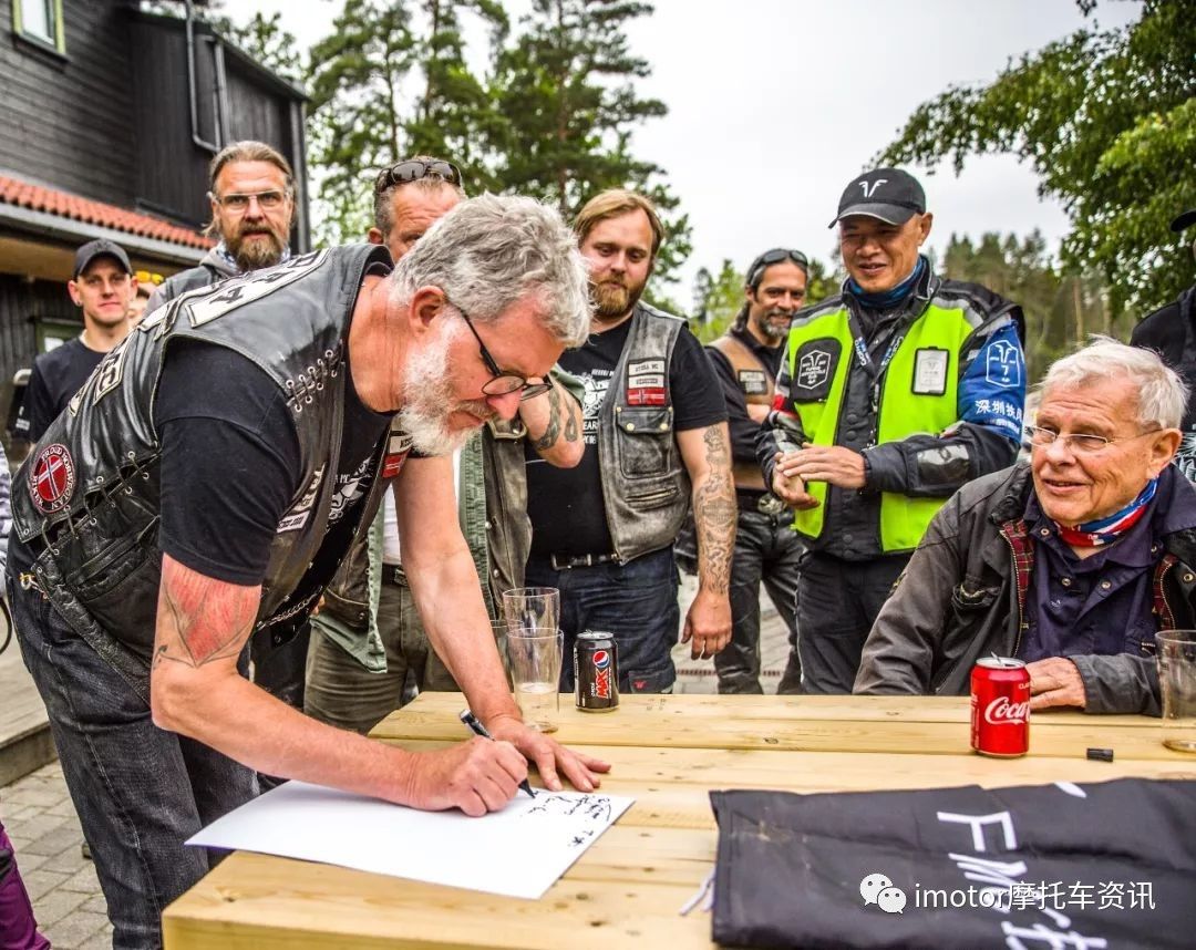 又是来自深圳的摩托车俱乐部！这次他们踏上了北欧的*途征**