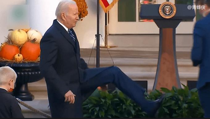 普京穿一套黑风衣,普京穿黑衬衫披外套