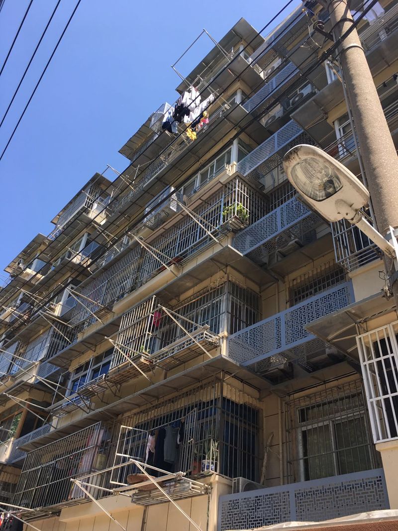 一路之隔房价相差8万多,一路之隔的房价相差几十万