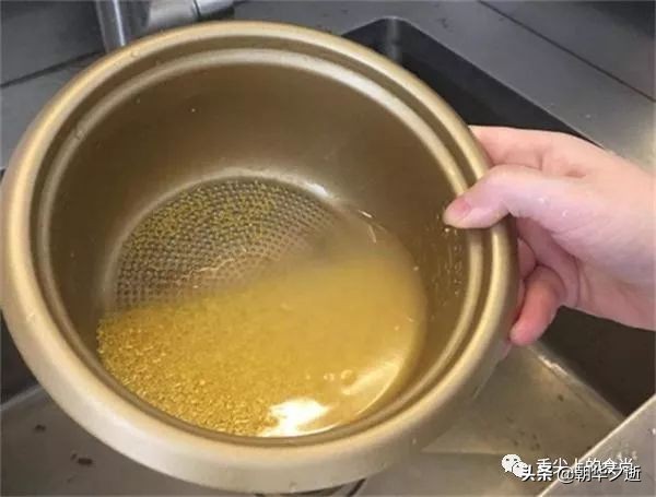 熬小米粥加碱的正确方法,熬小米粥千万要放小苏打