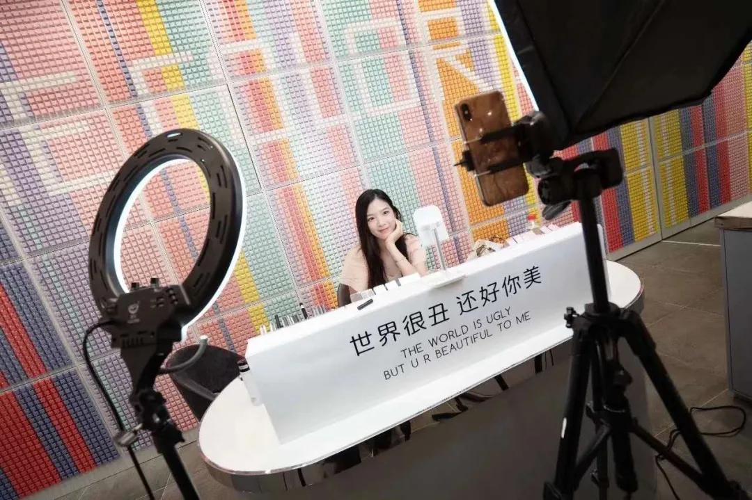 店播+快时尚+网红场景=业绩20万/店/天“调色师”这么玩不火才怪
