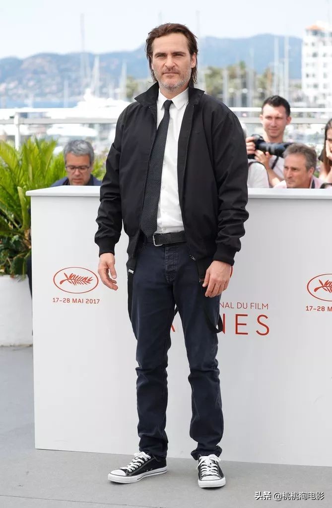 华金菲尼克斯名利场采访,华金菲尼克斯小丑西装