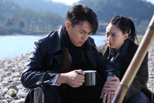 他曾是“职场男神”，娶“北电才女”李佳，今一家四口其乐融融