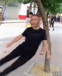 女子把果汁倒进输液瓶,水果榨汁注射静脉