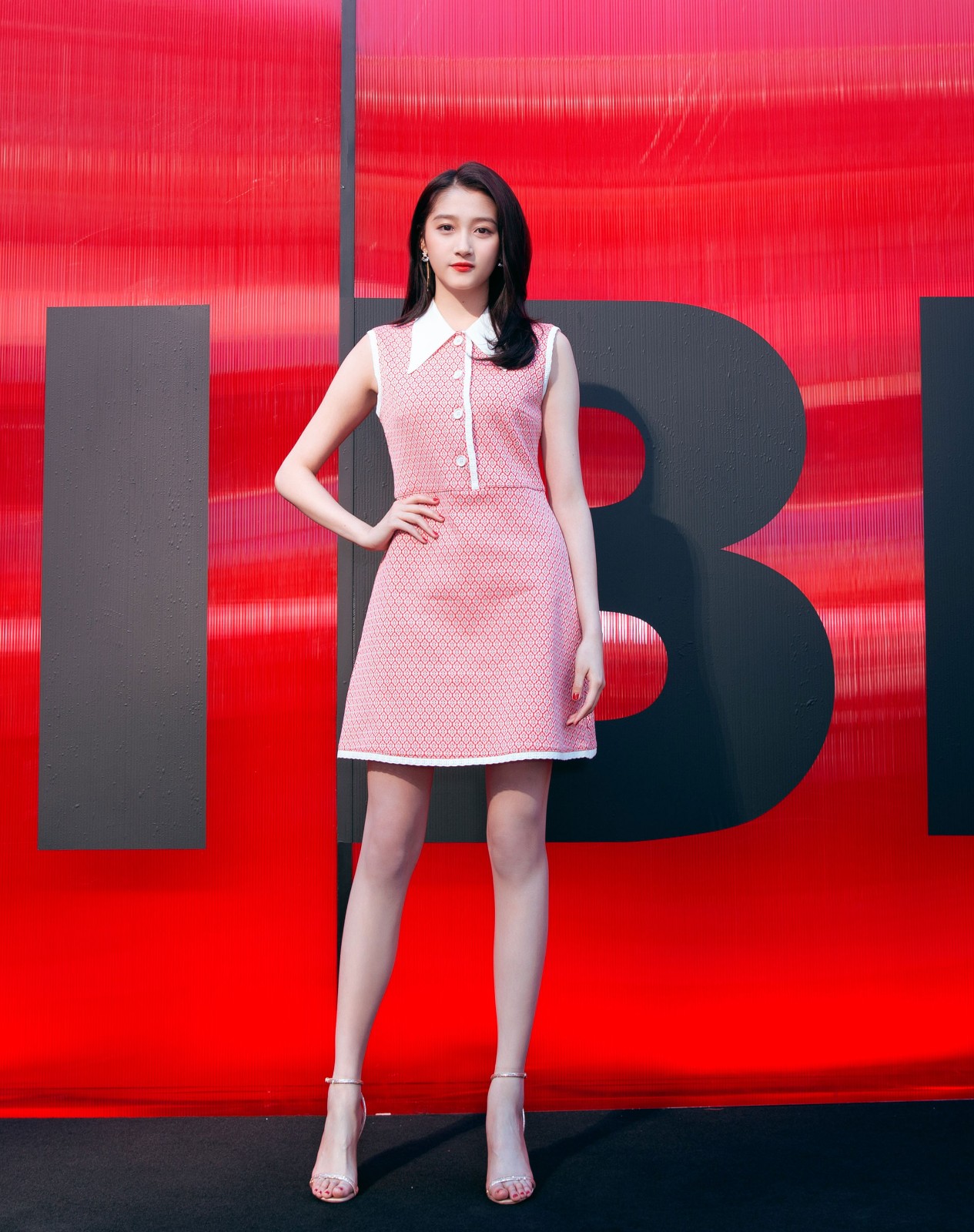 关晓彤现身时装周,关晓彤双马尾麻花辫翻车造型