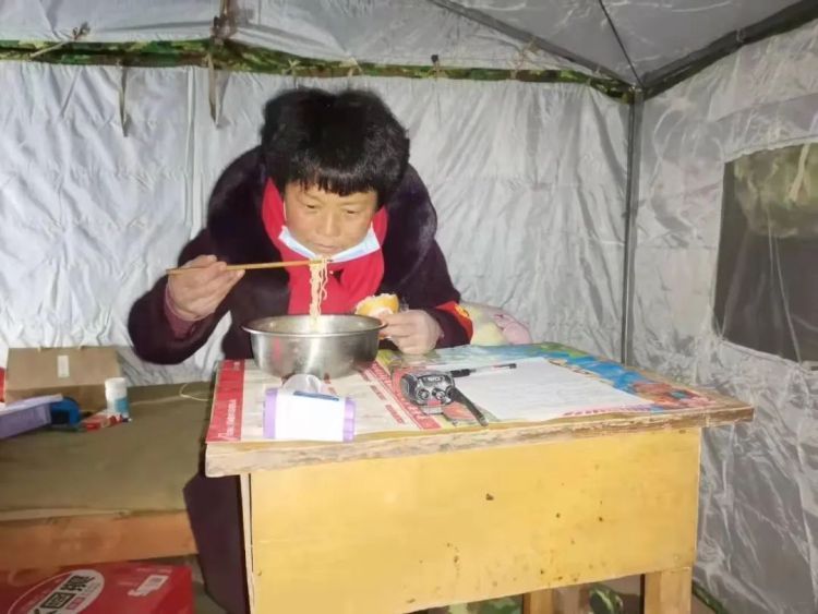 感动疫情英雄人物事件视频,疫情期间十个感动人物事迹