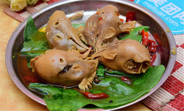 十年鸡头胜砒霜的意思,十年鸡冠越老越有毒吗