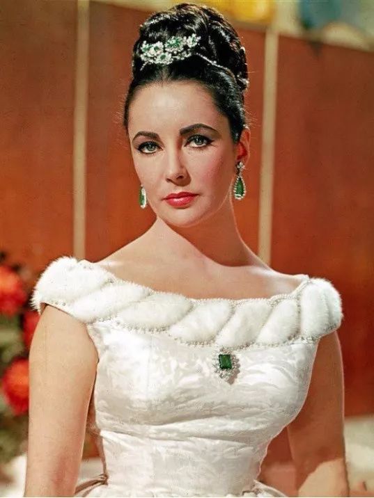 大多数明星的婚戒都是钻石鸽子蛋,女明星穿的婚纱和戒指