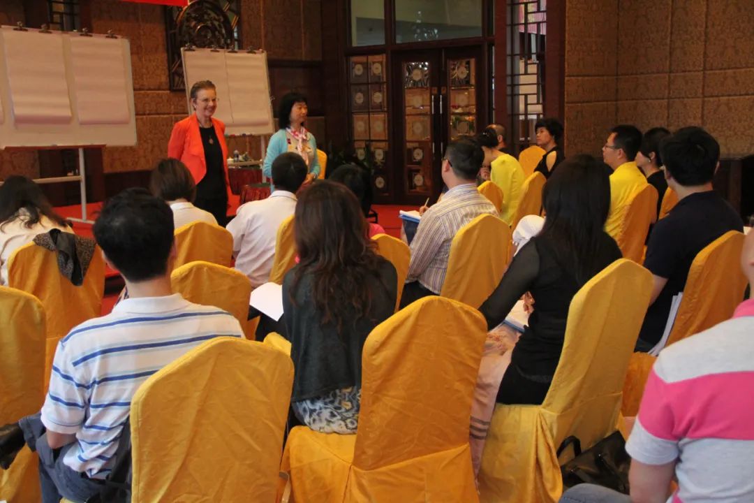 教练技术：流行于精英圈层的“精神*脑洗**”游戏