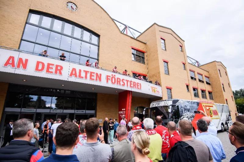 仅3成球迷支持重庆队“苟活”！承认吧，我们爱的不是足球本身