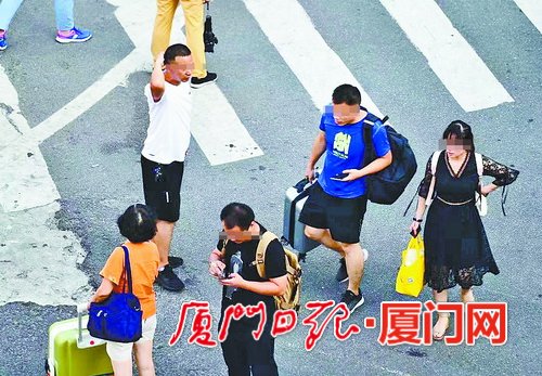 黑车司机冒充“好心人”带你去“黑店”买套票