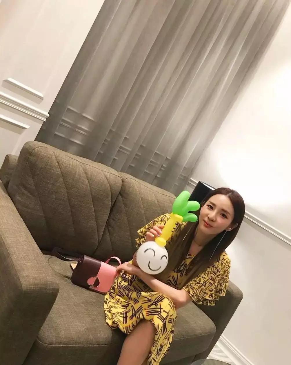 易烊千玺发型权志龙发型,权志龙易烊千玺红色