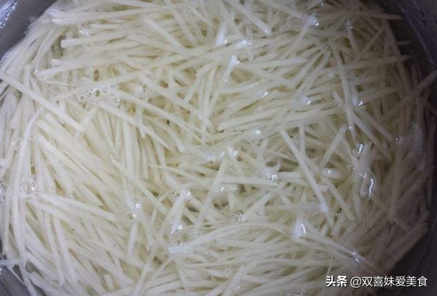 自制土豆淀粉简单的方法,自制土豆淀粉土豆不去皮行不行