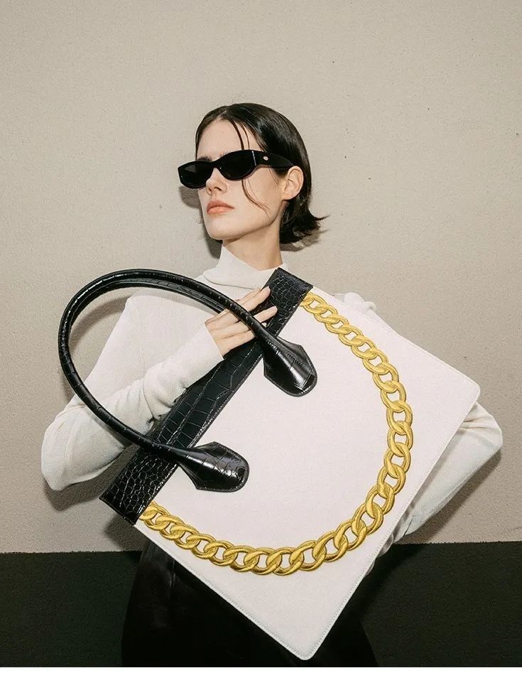 这才爆红一年就这么能“装”了？3w的包一背我都认不出来了…