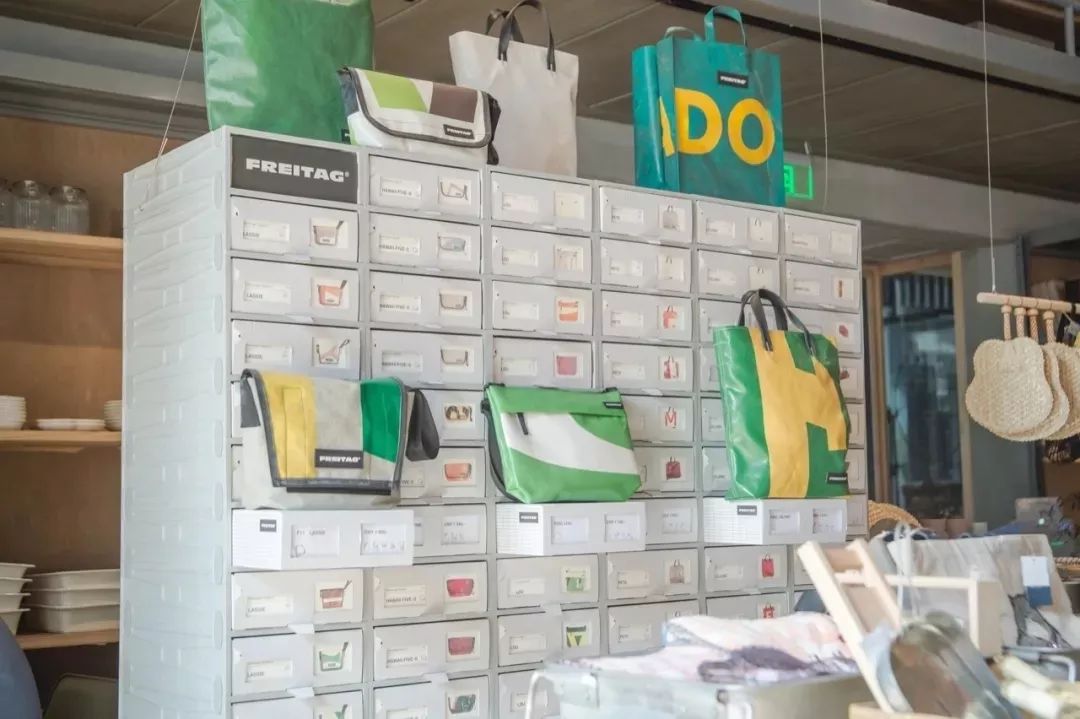 西安赛格品牌大升级！瑞幸和COACH做邻居，西安商业8月迷幻现实