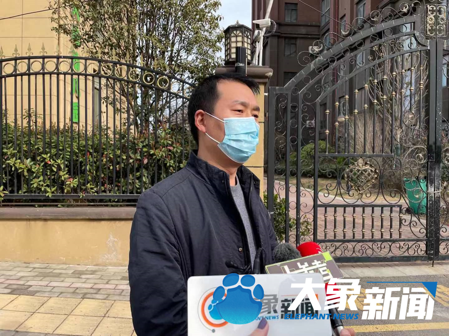 河南新郑维也纳湖畔小区内幼儿园发生塌陷，教学楼地基裸露