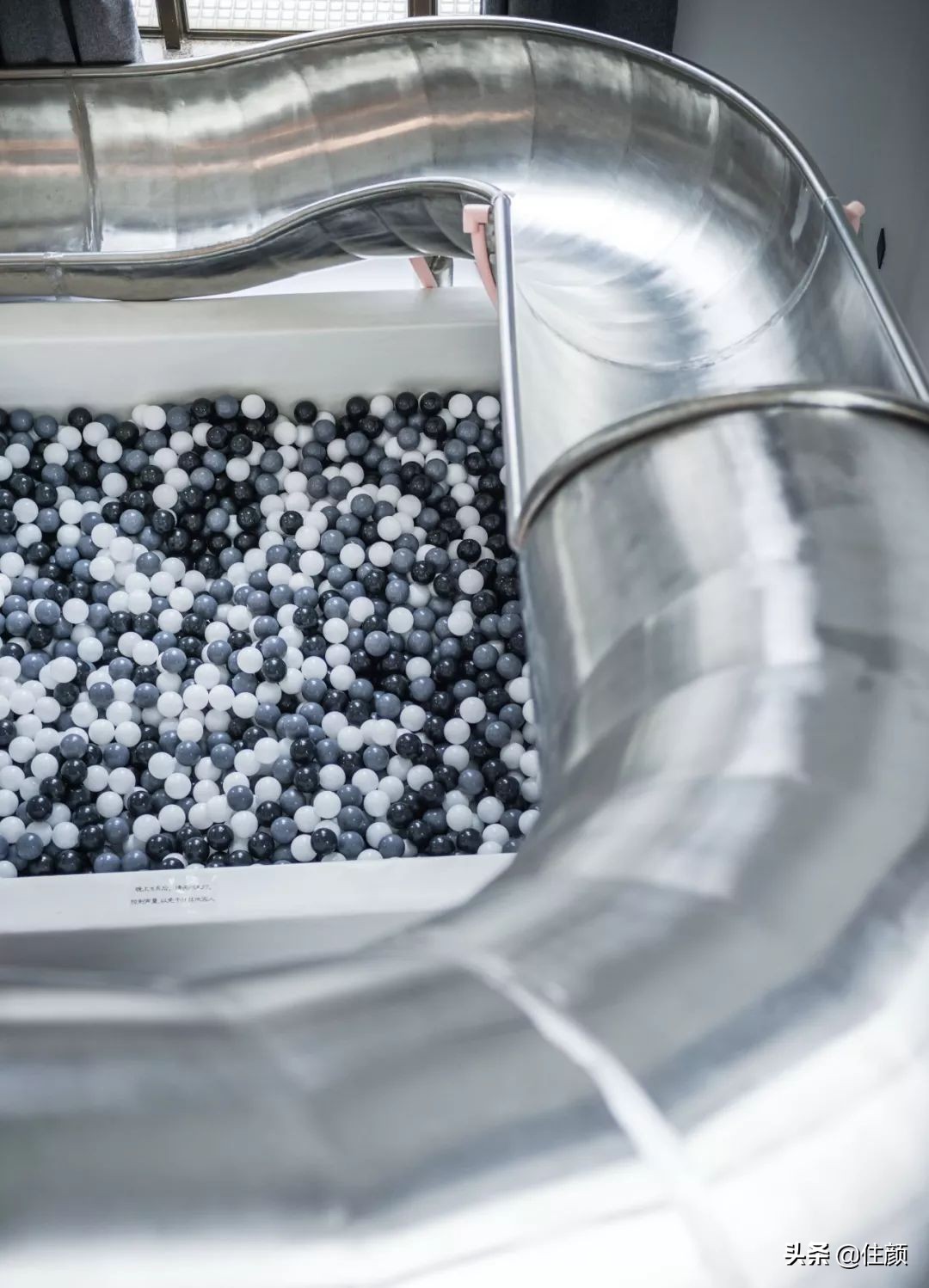 全屋贯穿10米滑梯，天台泡泡屋俯瞰CBD夜景，这个33楼的家够野