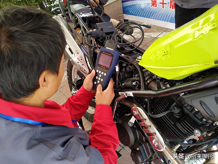 电喷摩托车排气老是放炮,电喷摩托车加不上油突突响还放炮