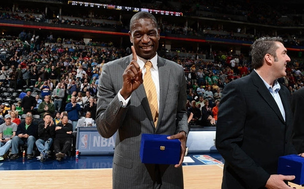 以他的名字命名日期，两队给他退役球衣，给你不一样的大叔