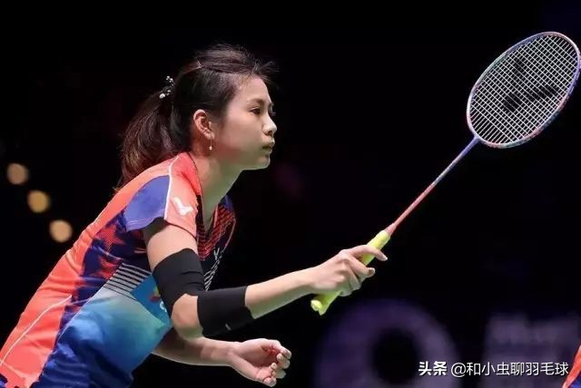 羽毛球单打和双打有什么区别,羽毛球为什么单打可以双打不行