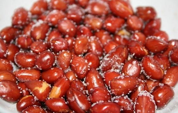 花生怎么炒才不容易糊,炒花生切记不要直接下锅炒