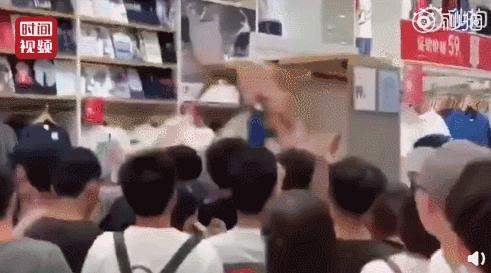 优衣库回应联名款被哄抢,被抢购优衣库衣服图片