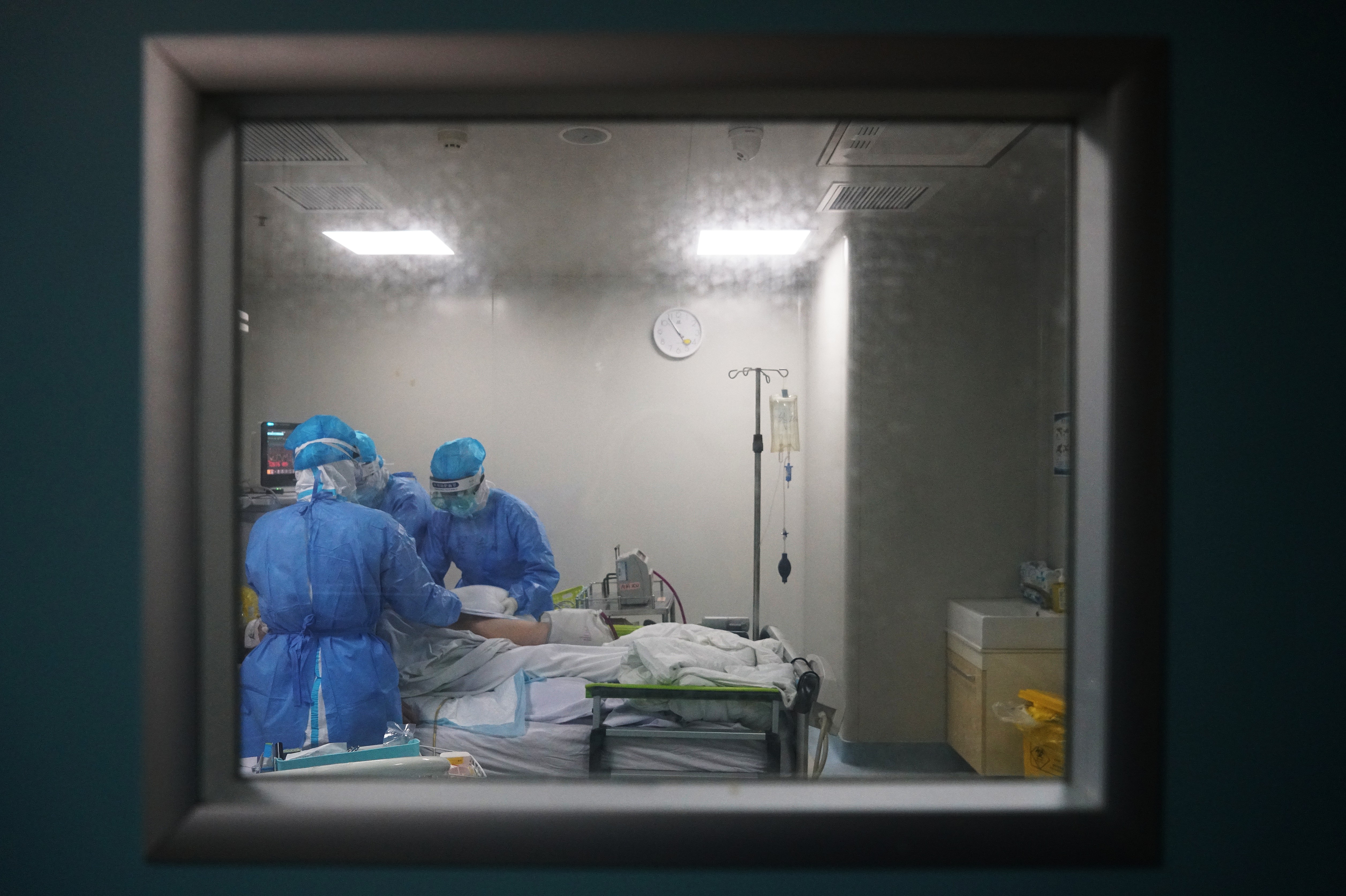 这家医院里仅有的两间负压病房，住着全院最重的新冠肺炎病人