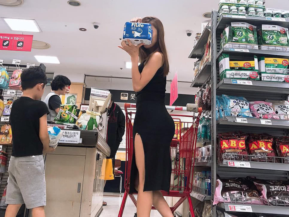 孩子见到什么东西不给买就哭,孩子什么都想要不给买就哭闹