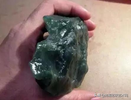 一百多斤的帝王绿原石值多少钱,200块出帝王绿