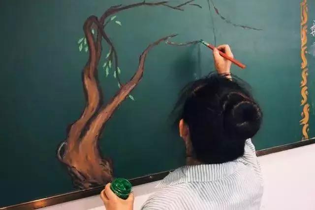 43岁保洁阿姨徒手画3d黑板报,保洁阿姨黑板画