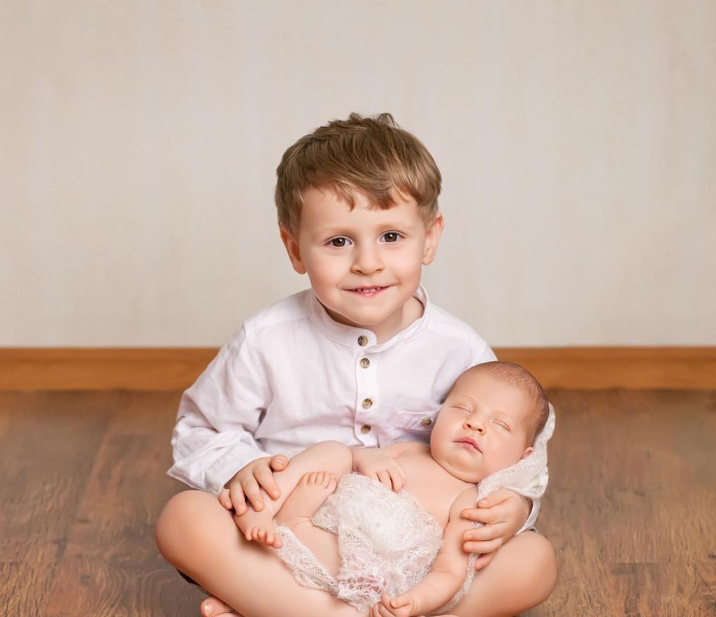 双胞胎姐姐妹妹大哭,双胞胎姐妹每天都大哭