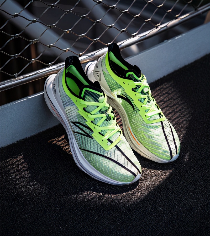 李宁超轻19和安踏跑鞋哪个好,公认脚感最好的10双国产跑鞋安踏