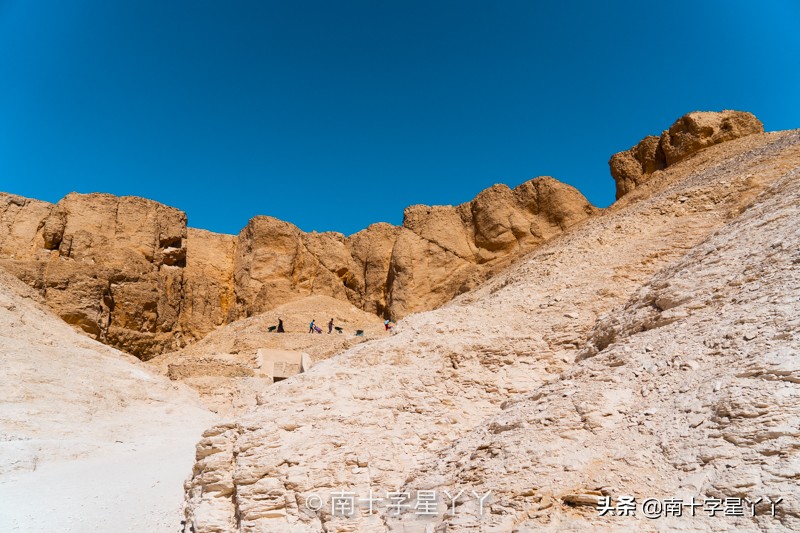 一半沙漠一半海洋图片,一半沙漠一半湖水