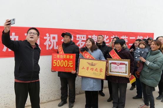 军人立功受奖地方补助,军人带着荣誉带着军功章回家