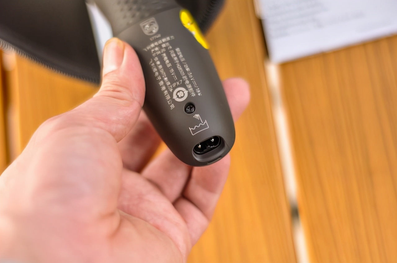 女朋友说要剪发咋回,女生买心形的剃须刀送给男生