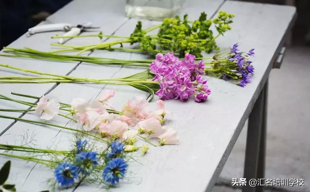 插花的基本步骤视频,插花的具体流程图片