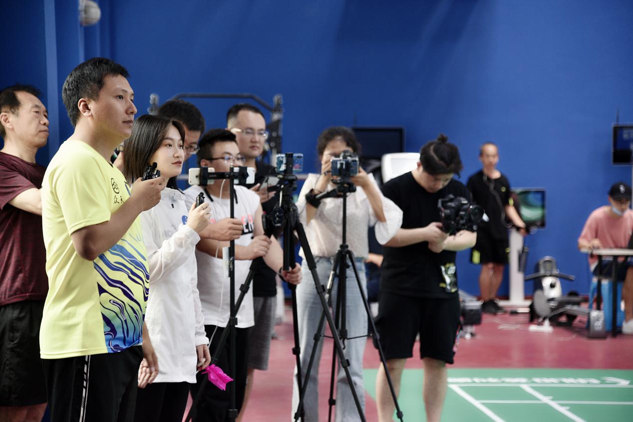 毽球比赛单踢,踢毽球趣味运动