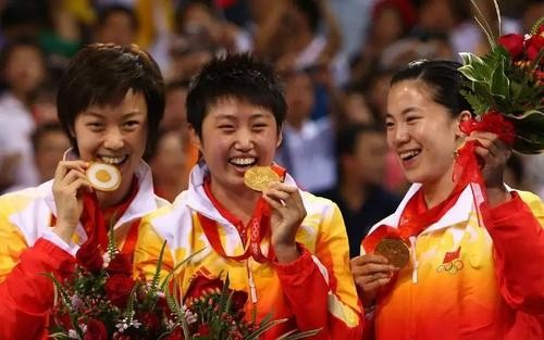 奥运会夺冠震撼瞬间三面国旗,奥运会难忘瞬间