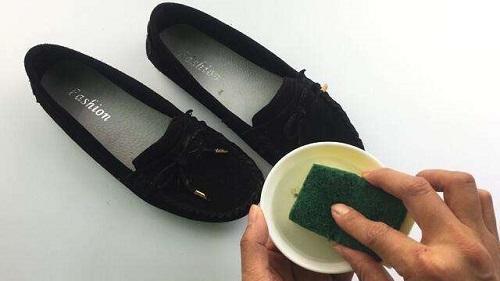 灰色绒面鞋怎么清洗不会变色,绒面鞋清洗完有水印怎么办